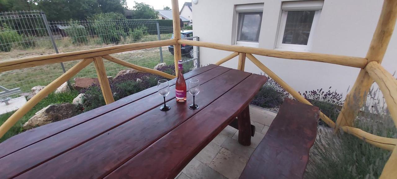 Lali Apartman Balatonudvari Exteriör bild